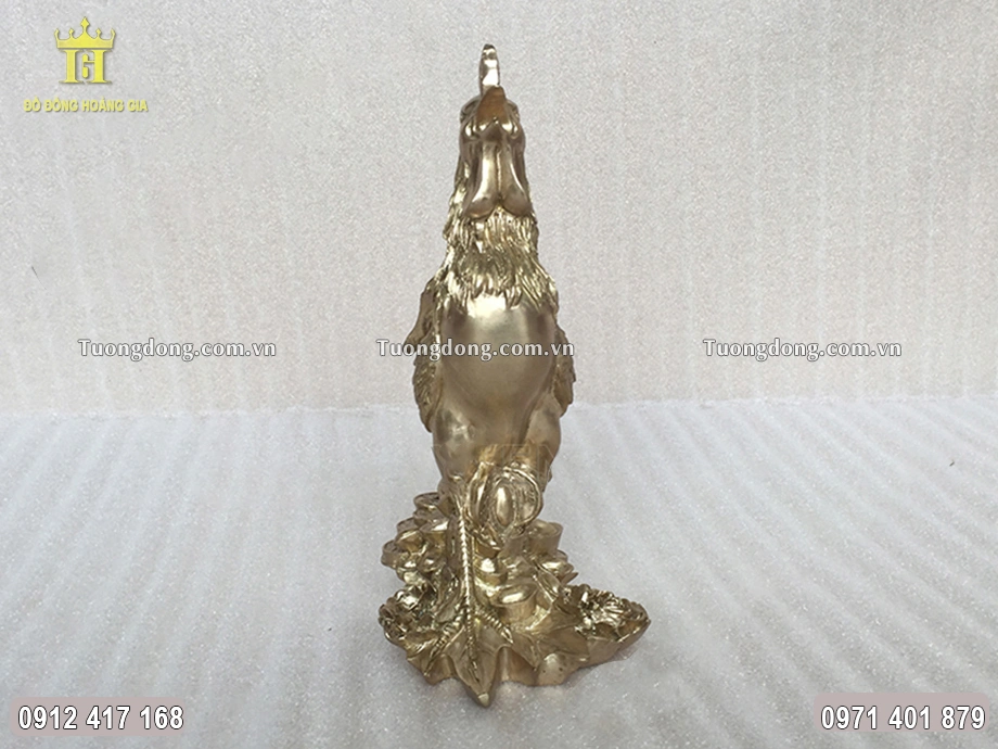 Hình ảnh chính diện của tượng gà trống